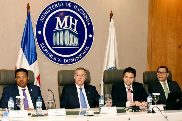 Rafael Gómez, viceministro del Tesoro; Donald Guerrero Ortiz, ministro de Hacienda; Richard Medina, director del Gabinete Ministerial y Manuel Arturo Pérez Cancel, Viceministro Técnico Administrativo. 