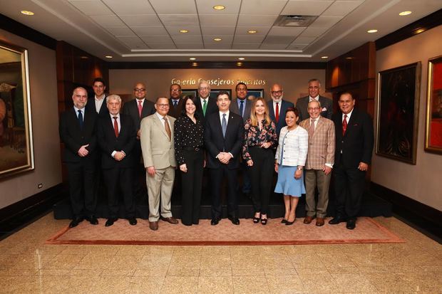 El señor Christopher Paniagua, presidente ejecutivo del Banco Popular Dominicano, presentó los resultados preliminares a un grupo de ejecutivos y líderes de opinión de los principales medios de comunicación. 
De izquierda a derecha, en la primera fila, los señores Alejandro Fernández W., Antonio Trujillo, Fausto Rosario, Alicia Ortega, Christopher Paniagua, Nuria Piera, Alba Nely Familia, Nelson Marrero y Miguel Franjul. En segunda fila, desde la izquierda, los señores Manuel Pérez Bella, Jairon Severino, Emilio Ortiz, Adriano Miguel Tejada, José P. Monegro, Persio Maldonado y Luis Mejía Oviedo.