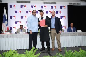 Antonio Musa Biaggi entrega certificado a prospecto, junto a Matt McGrath, Director Académico de los Dodgers de Los Angeles.