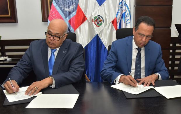 ministro de Educación (MINERD), Antonio Peña Mirabal y el presidente del Consejo Nacional de Drogas (CND), Juan Luis Rafael Peralta Guerrero, firmaron un acuerdo de colaboración interinstitucional dirigido a la prevención y concienciación en los centros educativos.