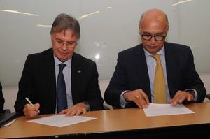 Embajada de Brasil y Cámara de Comercio firman acuerdo para mejorar comercio e inversión