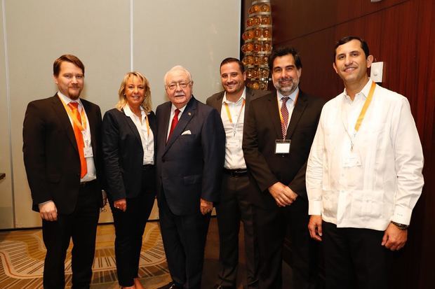 Jyrki Leino de Wärtsilä, Silvia Zumarraga, Antonio Iza Conde, Ministro de Minas, Francisco Picasso, Gerente de Desarrollo Wärtsilä, Manuel Cabrera Vicepresidente de ADIE y Roberto Herrera, Presidente ADIE.