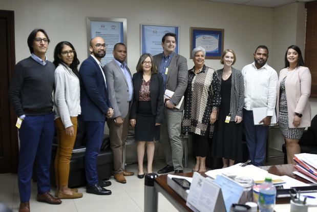 Desde la izquierda figuran Eduardo Vargas, Mariel Bedoya, del equipo de J-PAL; Jean Carlos Jiménez, José Luis Almonte, directores de Tecnología y Operaciones de Prosoli; Altagracia Suriel, directora general de esa entidad; Christopher Neilson, profesor de la Universidad de Princeton; Rosa María Suárez, directora del Gabinete de Coordinación de Políticas Sociales (GCPS); Alexandra Correa, de la organización ConsiliumBots; Ezequiel Vólquez, director de la Administradora de Subsidios Sociales (Adess); y Elianny Medina, coordinadora de Evaluación y Monitoreo de GCPS.