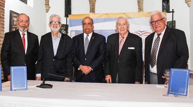 Dennis Simó, presidente de los Bibliófilos; Guillermo Piña Contreras, editor y recopilador del libro; Juan Daniel Balcácer, presidente de la Comisión de Efemérides Patrias; Rafael Tomás Hernández Ramos, hermano del autor de la obra, y Fabio Herrera Miniño, diplomático y columnista.