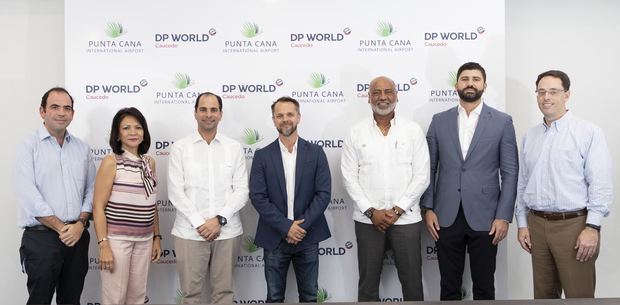 Ejecutivos de Grupo Puntacana y DP World Caucedo.