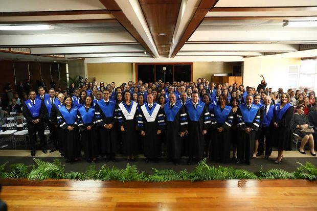 El procurador Jean Rodríguez y la rectora de la Escuela Nacional del Ministerio Público (ENMP), Marien Montero Beard, junto a los nuevos fiscalizadores incorporados al servicio del Ministerio Público.