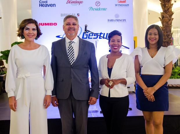 Theresa Sullivan, Manuel Pacheco, Milka Hernández y Facelys De La Rosa.