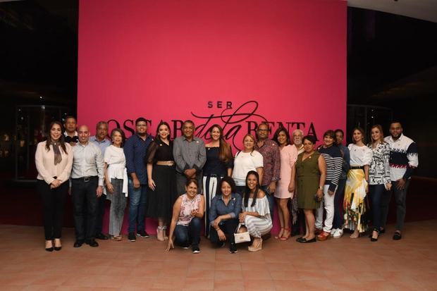 Cronistas e invitados a la visita guiada de 'Ser Oscar de la Renta'.