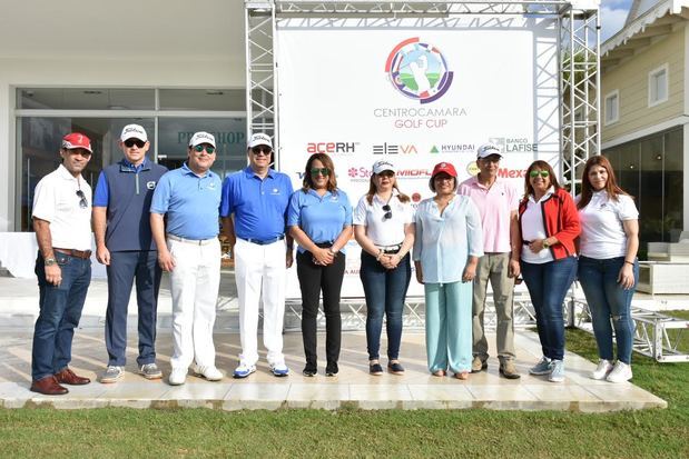 Jorge Urgal, Edgar del Toro, Opinio Álvarez, Damián Báez, Isabel Estévez, Kathy Grullón, Patricia Chávez y Oscar Chávez embajadores de El Salvador, Luisa Abinader y Nancy Arias.