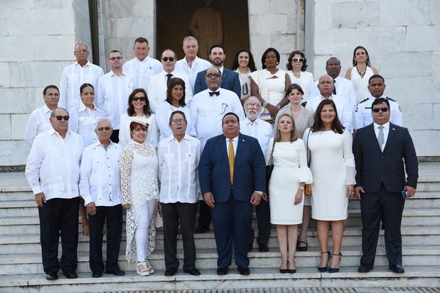 Cuerpo Consular al pie del Altar de la Patria, luego de depositar ofrenda Floral.