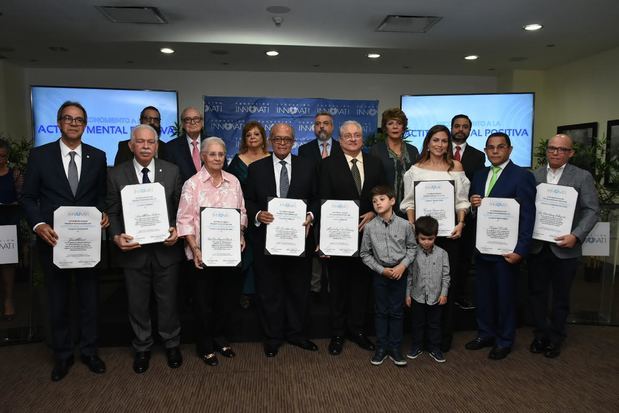 Los galardonados José Mármol, Luis Molina Achecar, Pirigua Bonetti, Jose Silié Ruiz, Miguel Lama Rodriguez, Yine Ureña, Rafael Ovalle y Victor Gómez Valenzuela.  Detrás los representantes de la Fundación Innovati. Ricardo Sánchez, Luis Sánchez Noble, Mildred Josefina Bergés Sánchez Noble, Ernesto Sánchez, Ariel Sánchez, y Etienne Sánchez. Y Doña Pilar Rainieri.