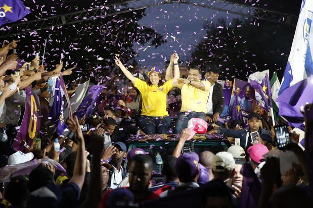 Margarita Cedeño  y Luis Alberto Tejeda Junto a miles de simpatizantes.