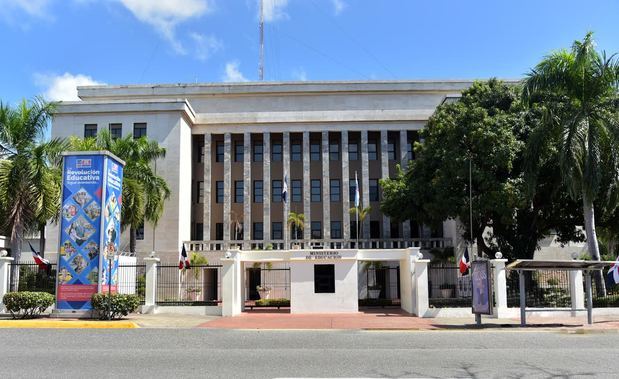 Fachada del Ministerio de Educación, MINERD.