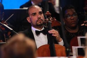 El músico sinfónico Pablo Polanco deleita al público en las noches de cuarentena