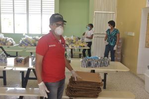 Ministerio de Educación en Monte Plata entrega alimentos