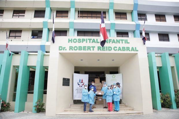 Cuenta Conmigo del Despacho de la Primera Dama aporta medicamentos e insumos a hospitales Robert Reid y Padre Billini.