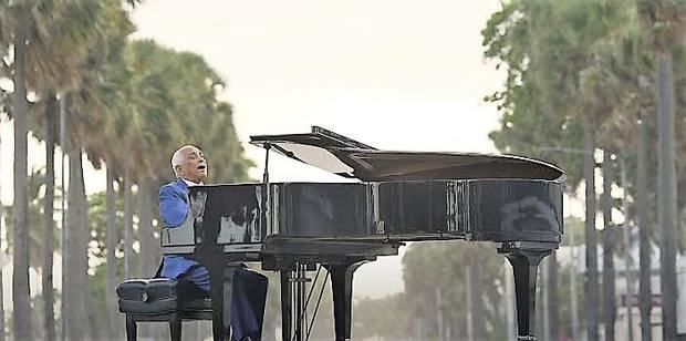 El maestro Rafael Solano durante la filmación de Cambios, en el Malecón.
