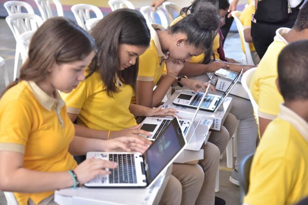 Minerd inicia entrega de casi 7 mil computadoras a estudiantes de Secundaria de la Regional 9 en Valverde.