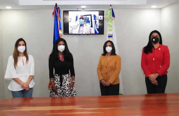 Acompañan a la Dra. Anina Del Castillo, directora de Pro Consumidor, la presidenta de ACOPROVI, Ing. María Asunción Gaton; la Ing. Claudia Castillo, presidenta de la AEI; en pantalla el Ing. Dionisio Navarro, presidente del CODIA; y a la izquierda la Ing. Annerys Meléndez de ACOPROVI.