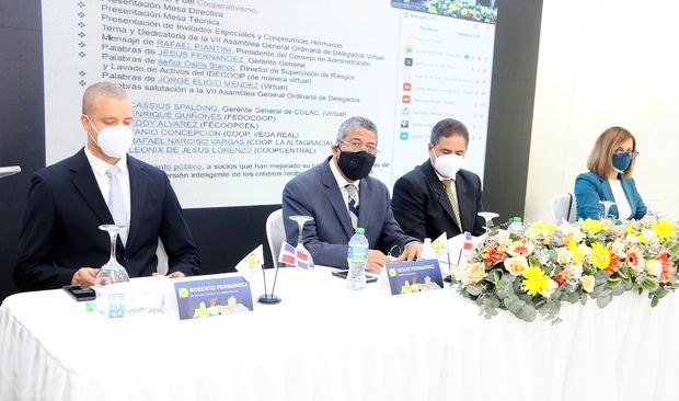 Roberto Fernández, secretario del consejo de administración de Coopnazonaf; Jesús Fernández, gerente general; Rafael Piantini, presidente y Gloria Cepeda, presidenta del comité de vigilancia, encabezaron la asamblea de este domingo.