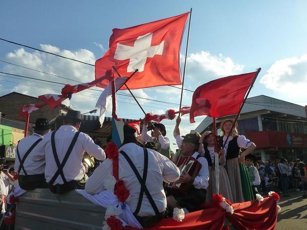 XXXIV Fiesta Nacional del Inmigrante desfile Colectividad Suiza.