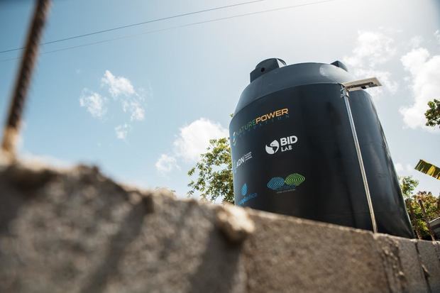 La solución de agua con energía solar, garantizando el suministro a familias vulnerables durante la cuarentena y su proceso de recuperación.
