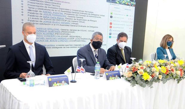 Roberto Fernández, secretario del consejo de administración de Coopnazonaf; Jesús Fernández, gerente general; Rafael Piantini, presidente y Gloria Cepeda, presidenta del comité de vigilancia.
