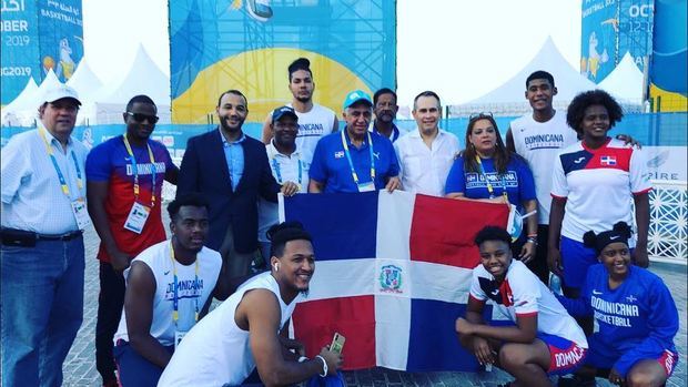 Luis Mejía,  presidente del comité olímpico dominicano, junto a la delegación y los atletas dominicanos durante la celebración de los I Juegos Mundiales de Playa en Doha, Qatar 2019.