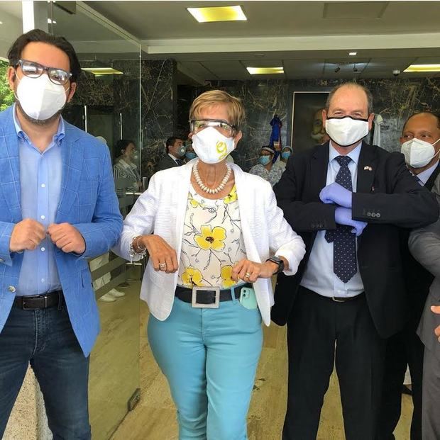 Embajador de Israel Daniel Biran acompañado de la senadora Ginette Bournigal, el Dr. Pancho Benz Brugal.