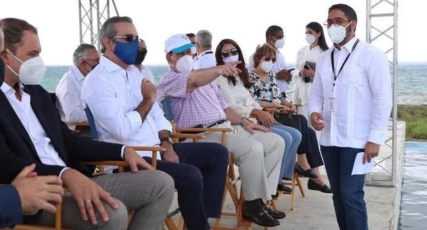 elipe Vicini explica a Luis Abinader filmación que está sucediendo en el Water Tank de Pinewood DR STUDIOS. En la foto, Albert Martínez, José Leopoldo Vicini, Anyarlene Bergés y Rafael Elías Muñoz.