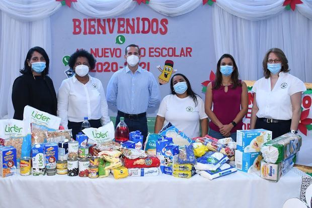 Las Sras. María  Jacinta Torres, Christel Dammers y Clara María  Burgos , representantes de la Fundación Escuelita Rayo de Sol, reciben donación de alimentos departe de ejecutivos de Chevrolet Dominicana, señores  Paola Soto, Ricardo Torres y Carmen Pichardo.