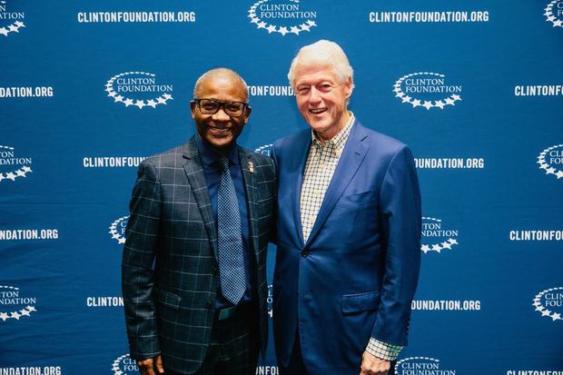 El presidente entidad internacional humanitaria BRA Dominicana, Ulrick Gaillard, junto a ex mandatario de Estados Unidos, Bill Clinton. La Fundación Clinton reconoció este año como un “Compromiso de acción” de la Iniciativa Global Clinton las acciones de empoderamiento de las mujeres que apoya esa organización en la República Dominicana.