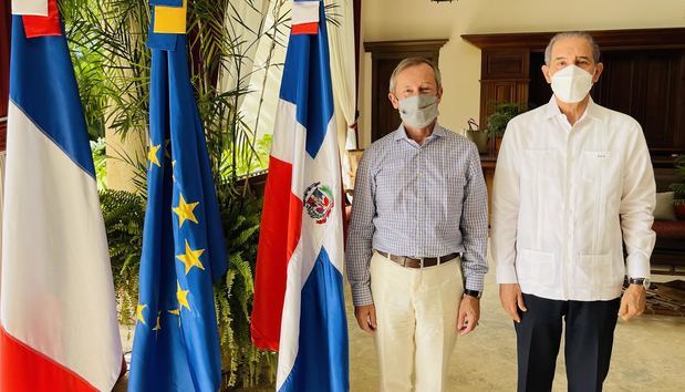 El ministro del MESCYT, Franklin García Fermín, el Embajador de Francia en la República Dominicana, Eric Fournier, encabezaron el primer encuentro anual de la Asociación Dominicana de Egresados de Francia.