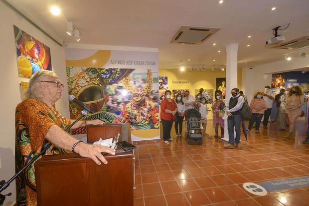 Dagoberto Tejeda habla en la apertura de la exposicion de Banreservas.