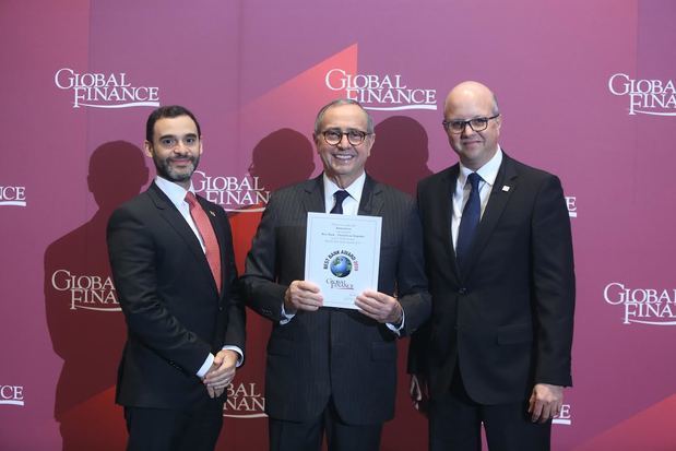 Global Finance entrega a
Banreservas premio Mejor Banco del Año en RD
Joseph Giarraputo, director editor de Global Finance, entrega durante la
entrega del reconocimiento, en Washington, a Roberto Jiménez,
director general de Negocios Especializados de Banreservas; y Víctor
Morillo, director de Negocios Internacionales.