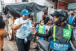 ADN coloca lavamanos móviles en paradas de autobuses entrega mascarillas para prevenir Covid-19 en asueto