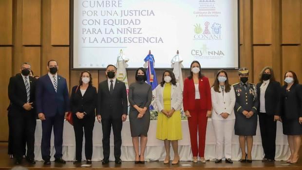 Al centro Luis Henry Molina, Raquel Arbaje, Paula Disla que encabezaron la Actividad.