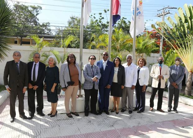 Autoridades de la academia: Félix Miguel Ureña, Luis Ubiera, Ana Inés Polanco, Zaida Galán, Juan Guerrero, Epifanio González, Tomas Gómez, Cándida Jackes, Roberto Lebrón y Alfredo Osser.