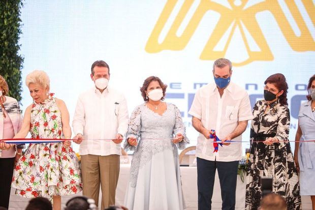 Amalia de Fernández, Ito Bisonó, Cruz Amalia, Luis Abinader y Pilar Rodríguez.