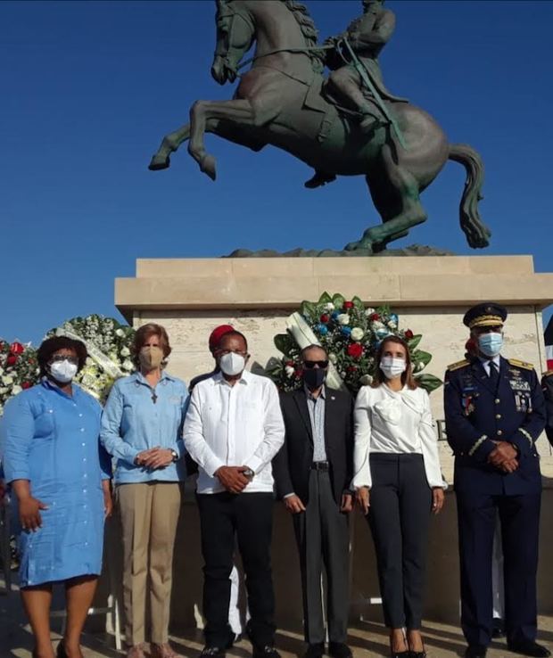 Nataly López, Rosa García Crespo, Roque García Núñez (Roquelito), Juan Pablo Uribe, Claritza Rochtt Peralta y el General de Brigada Piloto, FARD, Rafael Alegría Arias.