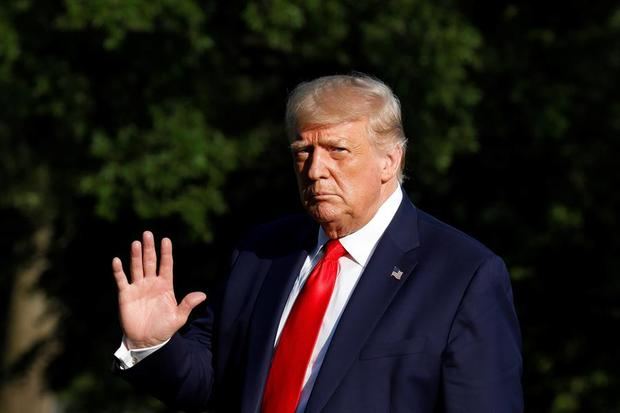 El presidente de EE.UU., Donald J. Trump, saluda a su llegada a la Casa Blanca desde Atlanta, este 15 de julio de 2020. 