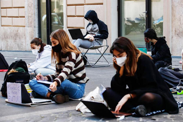 Protesta estudiantil en Roma contra el cierre de los colegios.
