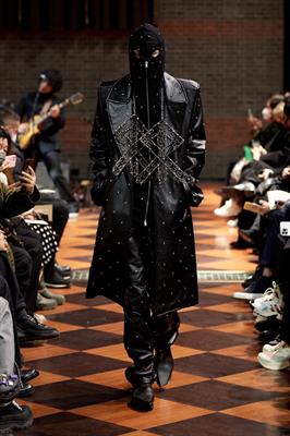 La firma china Sankuanz presenta sus diseños para el otoño-invierno 2022 en la Semana de la Moda hombre de París. 