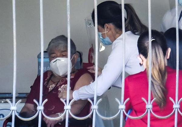 ersonal del ministerio de Salud fue registrado este jueves al vacunar a Elizabeth Castillo (i), quien fue la primera persona en ser innoculada contra la covid-19, en San José (Costa Rica). 