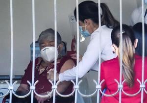 Costa Rica aplica las primeras vacunas en un momento crítico de la pandemia