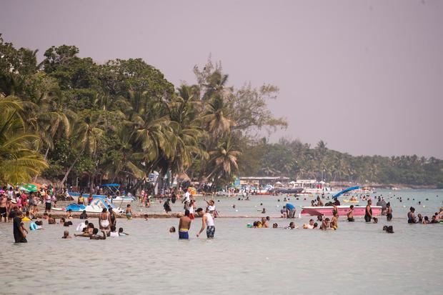 Personas disfrutan de la playa en Boca Chica (República Dominicana), en una fotografía de archivo.