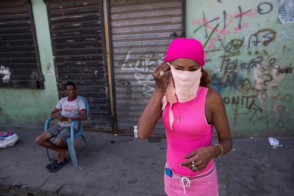 La República Dominicana está en estado de emergencia desde el jueves 19 de marzo y al día siguiente se decretó el toque de queda, cuyo horario de aplicación es de 5.00 de la noche a 6.00 de la mañana (hora local), tras adelantarse tres horas su inicio desde el pasado viernes. 