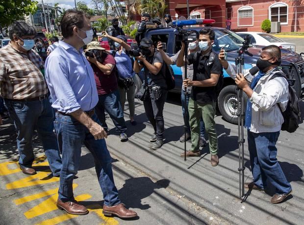 Fotografía de archivo que muestra al representante legal del diario La Prensa, Juan Lorenzo Holmann Chamorro, durante una citación por el Ministerio Público en Managua, Nicaragua.