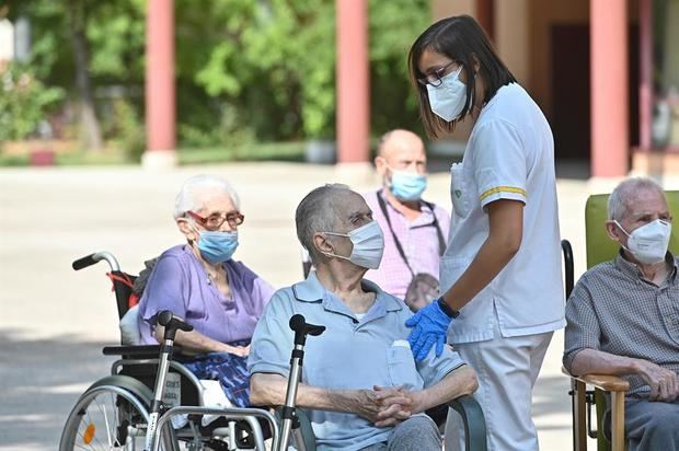 Una trabajadora con varios internos de una residencia. 