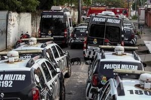 Varios vehículos de la policía permanecen fuera de servicio en el 18 Batallón de la Policía Militar durante el segundo día de huelga policial este jueves a la ciudad de Fortaleza, en el estado Ceará, Brasil. 